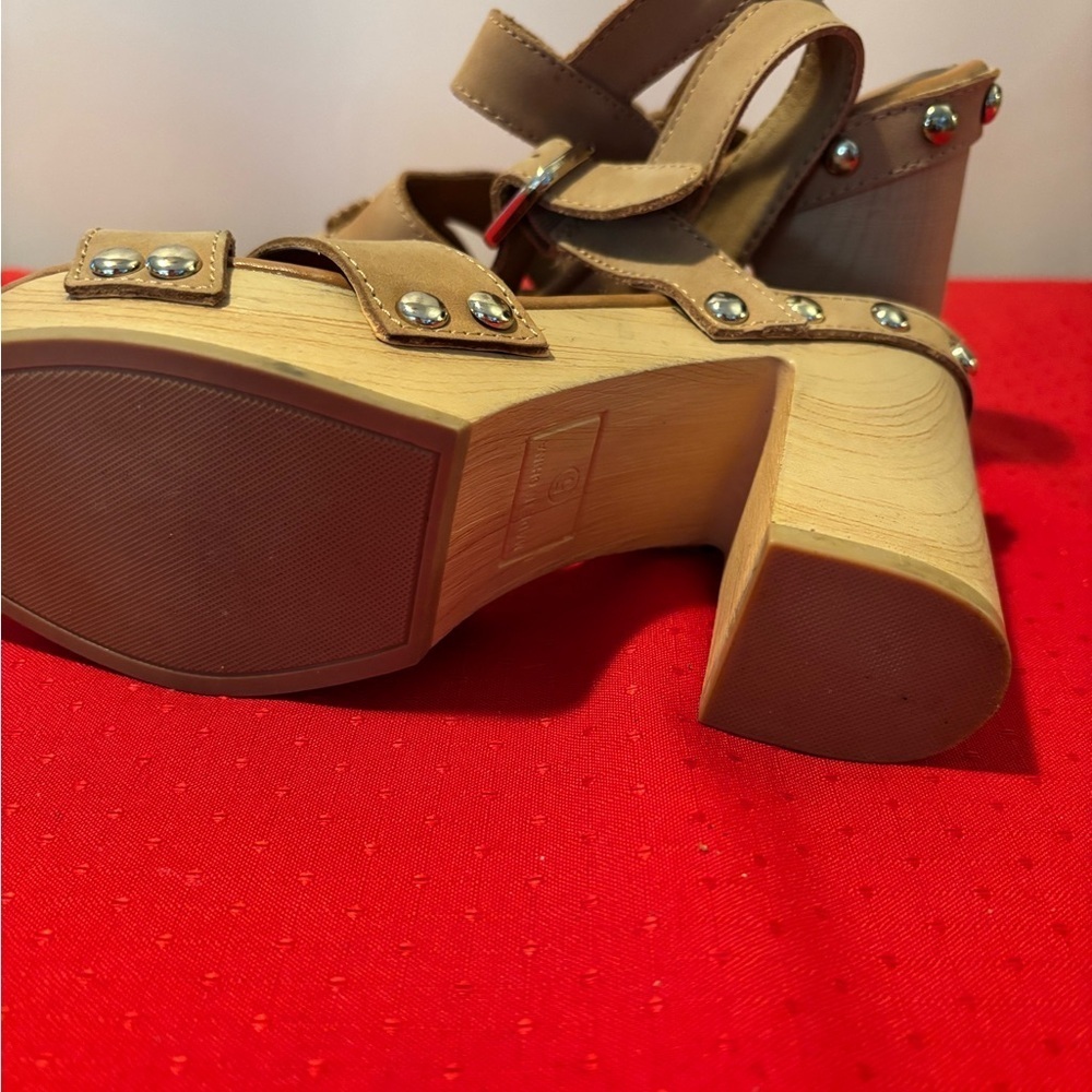 Women's Tan Sandals - Picture 3 of 5